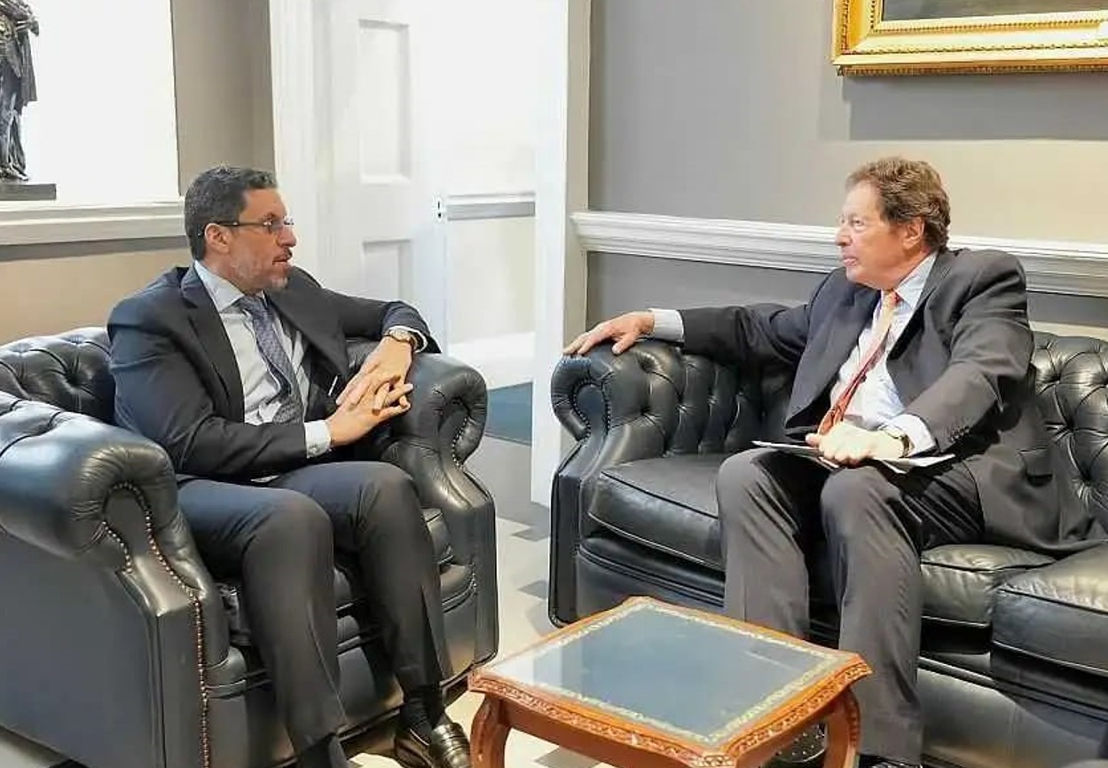 Bin Mubarak with the head of the British Royal Research Center “Chatham House”