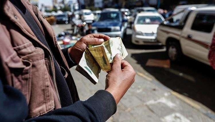 Yemeni Rial Plunges to Record Low, Government Forms 9-Minister Committee to Address Crisis