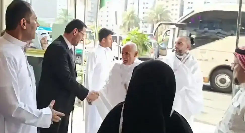 A group of Yemeni pilgrims arrives in the Holy Land (Sheba)