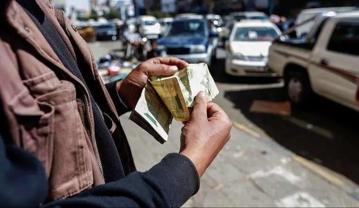 Houthi Dollar Remittances Ban Raises Concerns, Yemeni Rial Plummets in Government-Controlled Areas