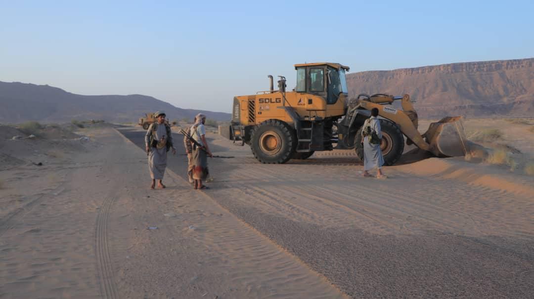 Staff of the Third Military Region inspects the work of removing barriers and remnants of war from the (Marib - Al Bayda) road.