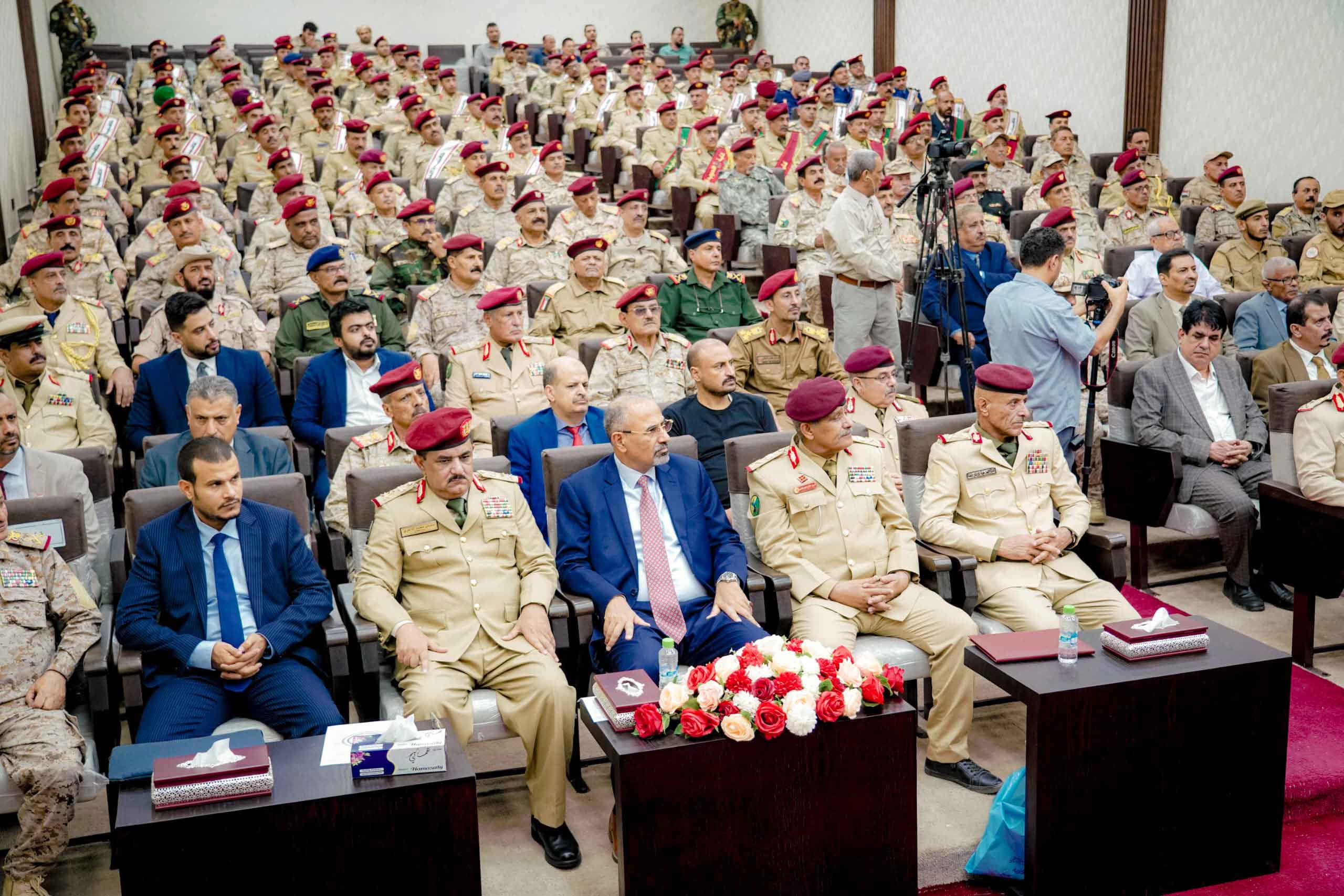 Yemeni Defense Minister Awards "Honorary Master's Degree" in Military Science to Aidarus al-Zubaidi