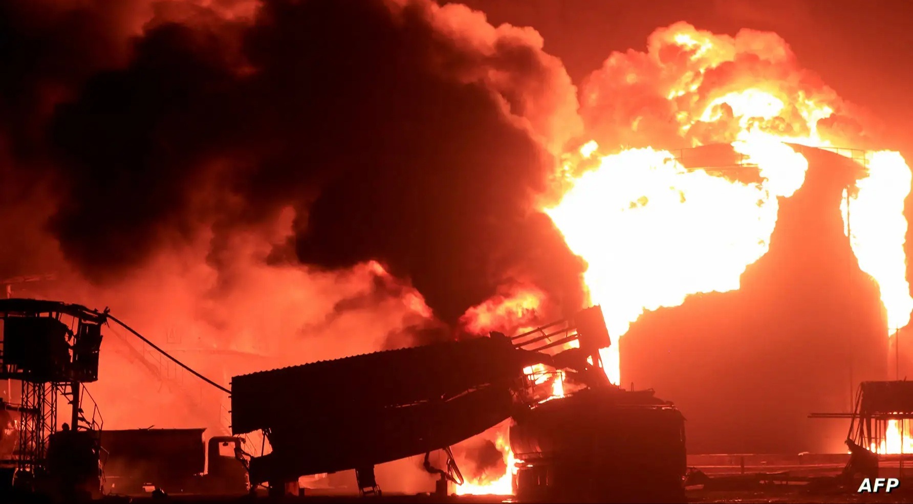 Part of the fires that broke out after the raids on Hodeidah yesterday