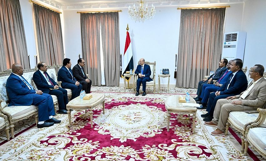 Yemeni President Expresses Solidarity with Aid Workers, Discusses Development Projects in Hadhramaut