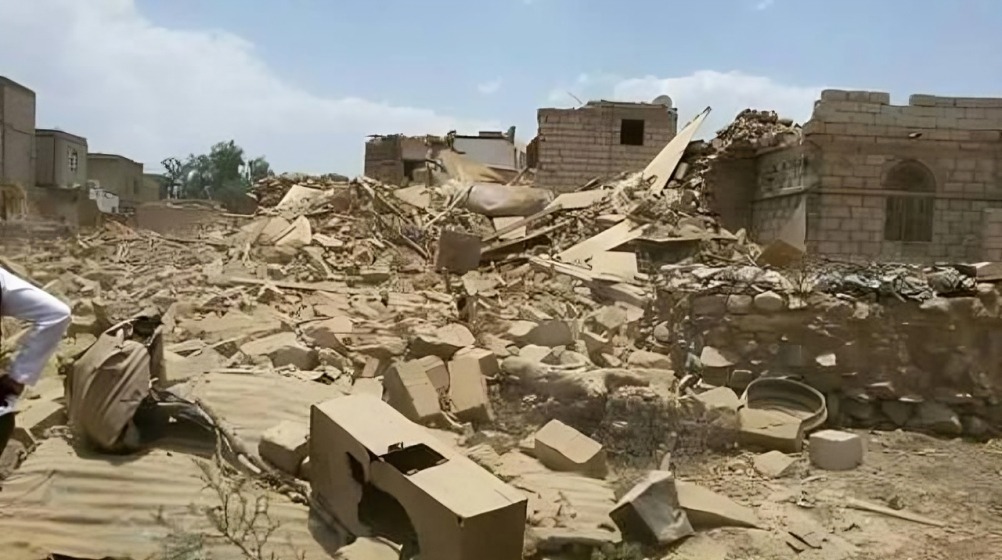 Houthis blow up a citizen's house in Taiz