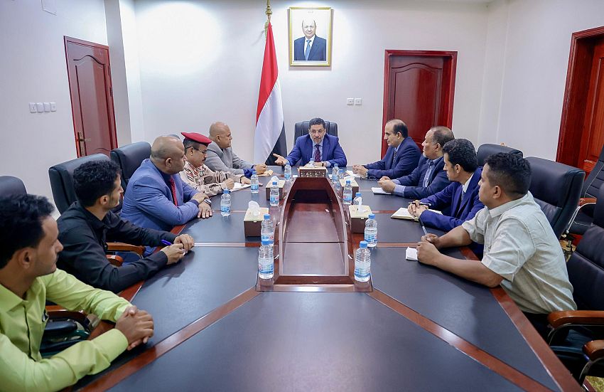 Bin Mubarak during his meeting with representatives of the wounded in Taiz (Saba)