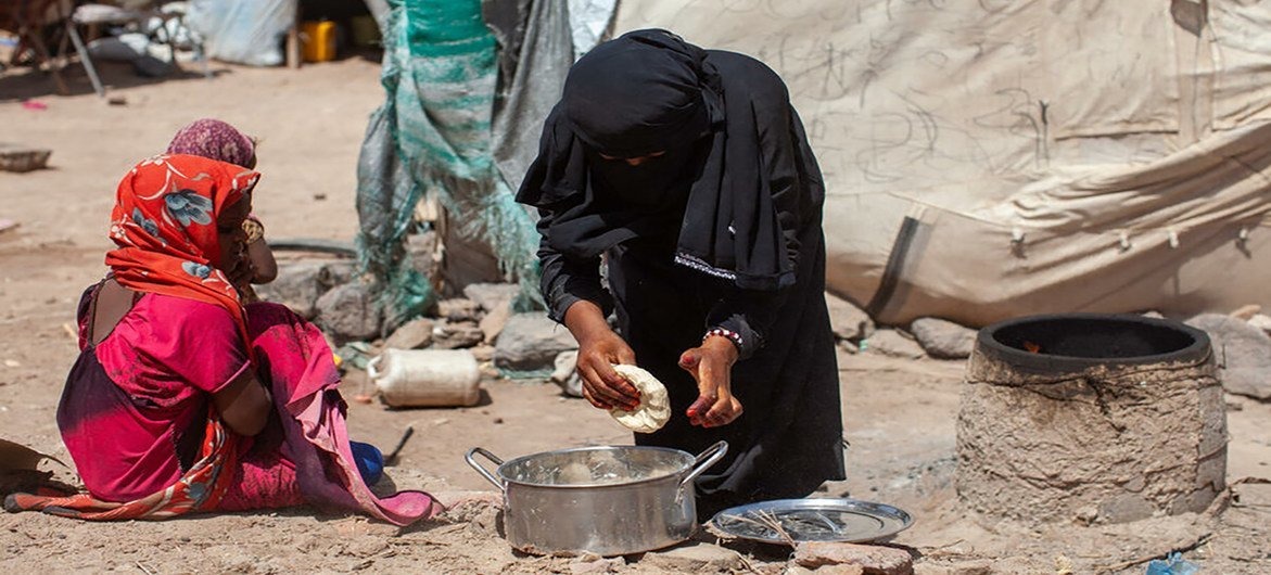 Karima (7 years old) watches her mother Hayat making bread.©WFP/Annabel Symington