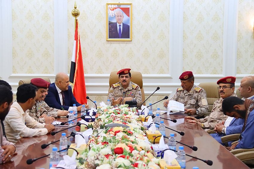 Meeting of the Minister of Defense with the Governor of Taiz and the Chief of Staff of its Military Axis (Saba)