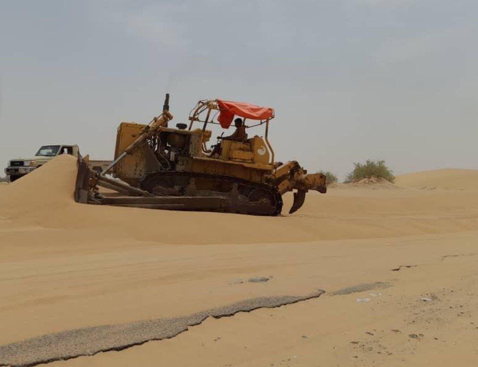 "Diman" Launches Volunteer Campaign to Clear Sand Dunes from International Road East of Marib