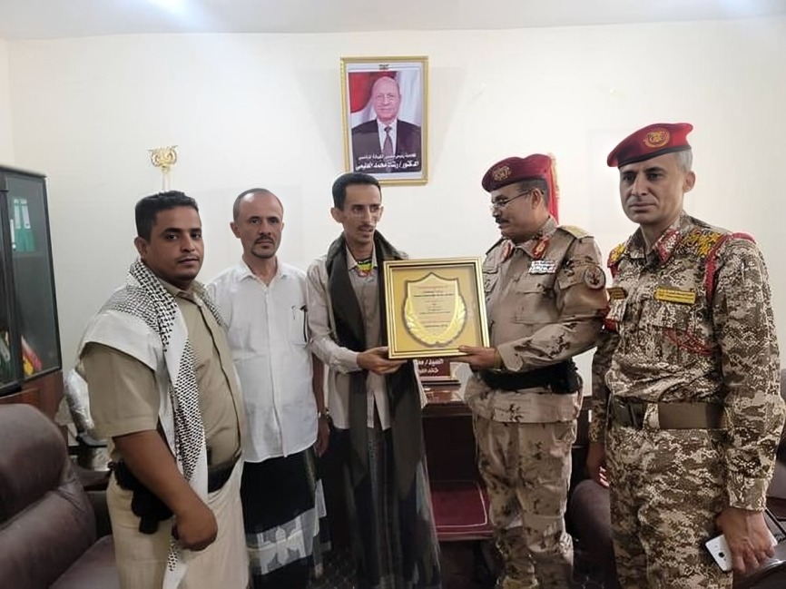 Taiz Military Honors Officer Injured Six Times in Battle Against Houthis