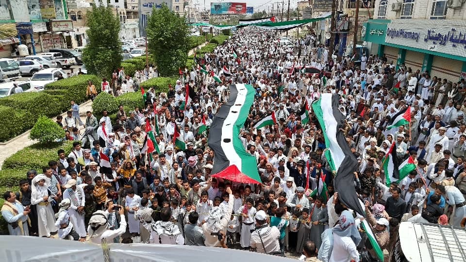 Massive Solidarity Rally in Marib Condemns Israeli Siege of Gaza and Celebrates New Hamas Leadership "Senwar"