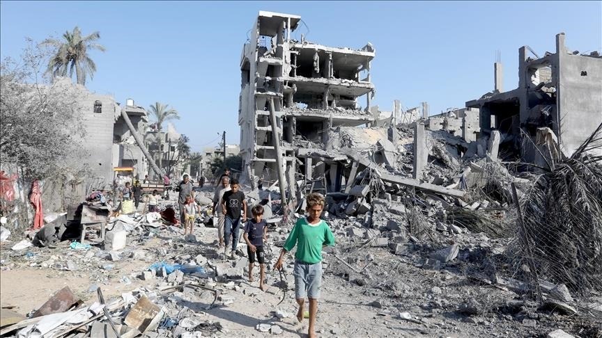 Children play amidst the destruction in Gaza (Anadolu Agency)