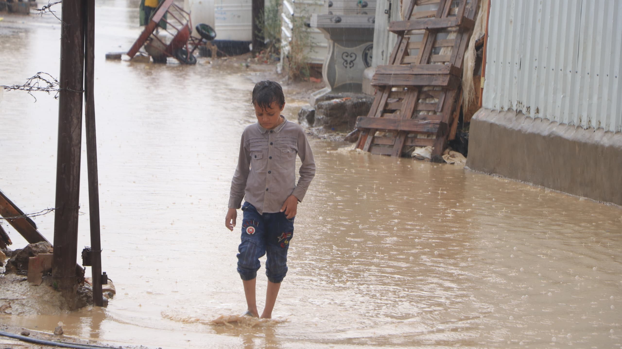 A child crosses a path in Marib during the rain (Barran Press)