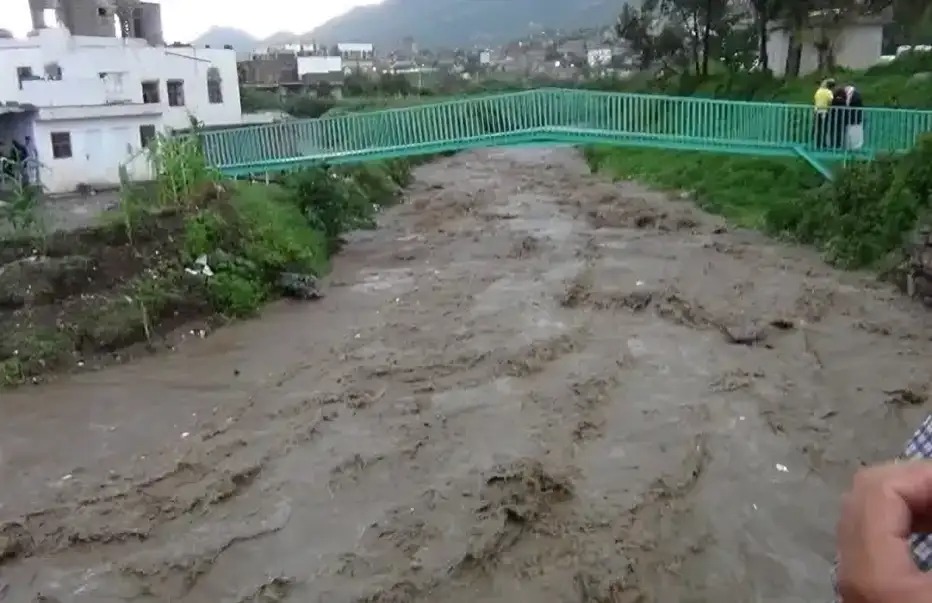 4 people, including two children, were lost after being swept away by floods in Ibb. “Barran Press” obtained a “touching” video of a woman clinging to her child being rescued.