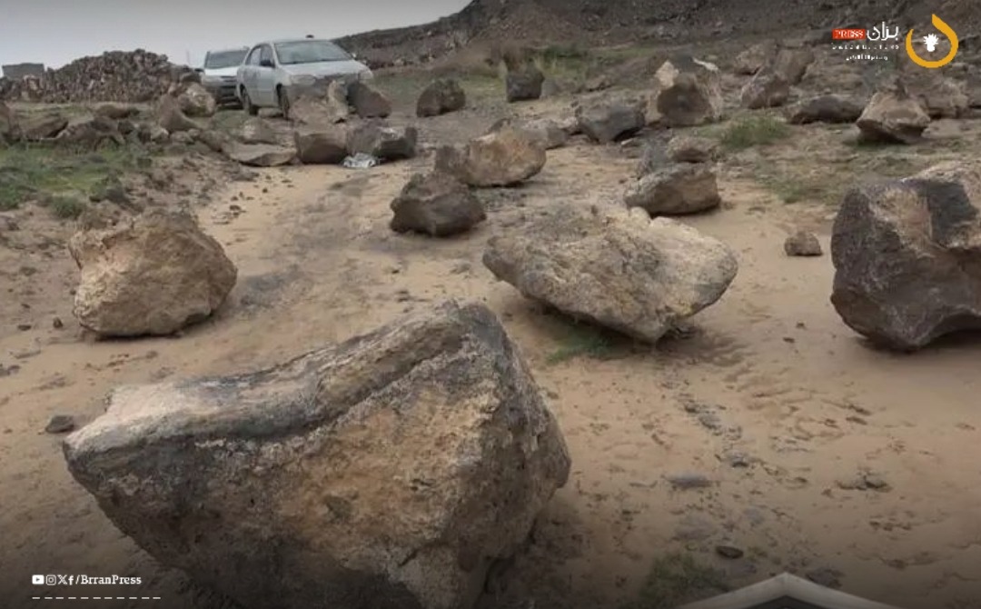 Houthis Block Road Connecting Over 20 Villages in Sana'a, Disrupting Livelihoods