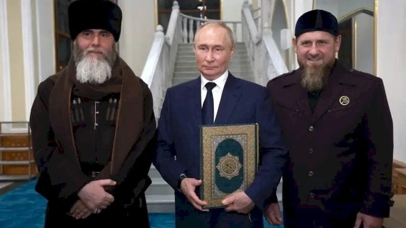 Putin visits Chechnya carrying a gold-encrusted Quran.. What is the secret behind his interest in the Quran, kissing it and memorizing verses from it?