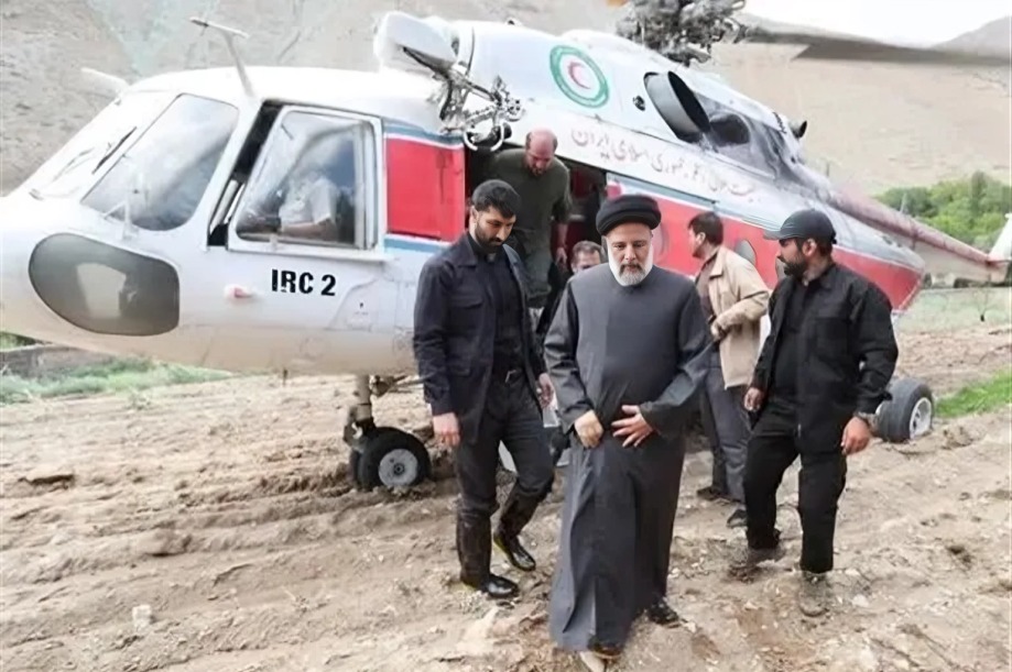 An earlier photo of Ebrahim Raisi next to his helicopter (Iranian press)