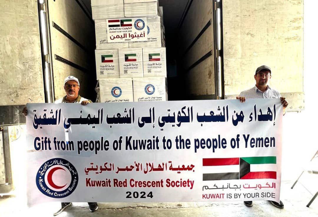 14 Kuwaiti Trucks Deliver Aid to Yemen Flood Victims