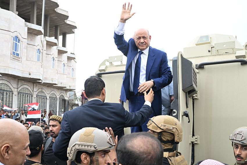 Al-Alimi greets the crowds in Taiz city (Saba)