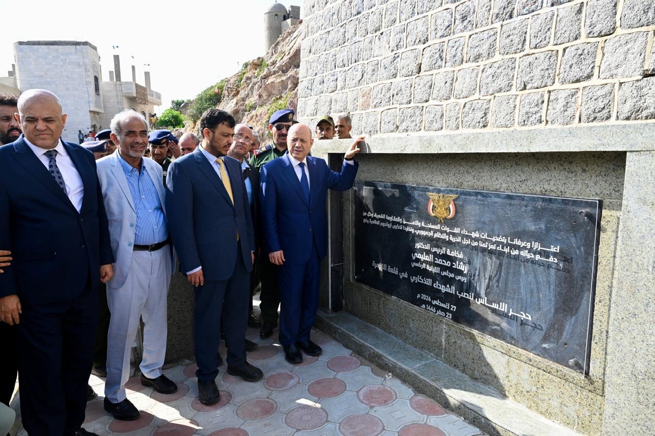 Rashad Al-Alimi lays the foundation stone for the construction of the Martyrs' Memorial in Taiz