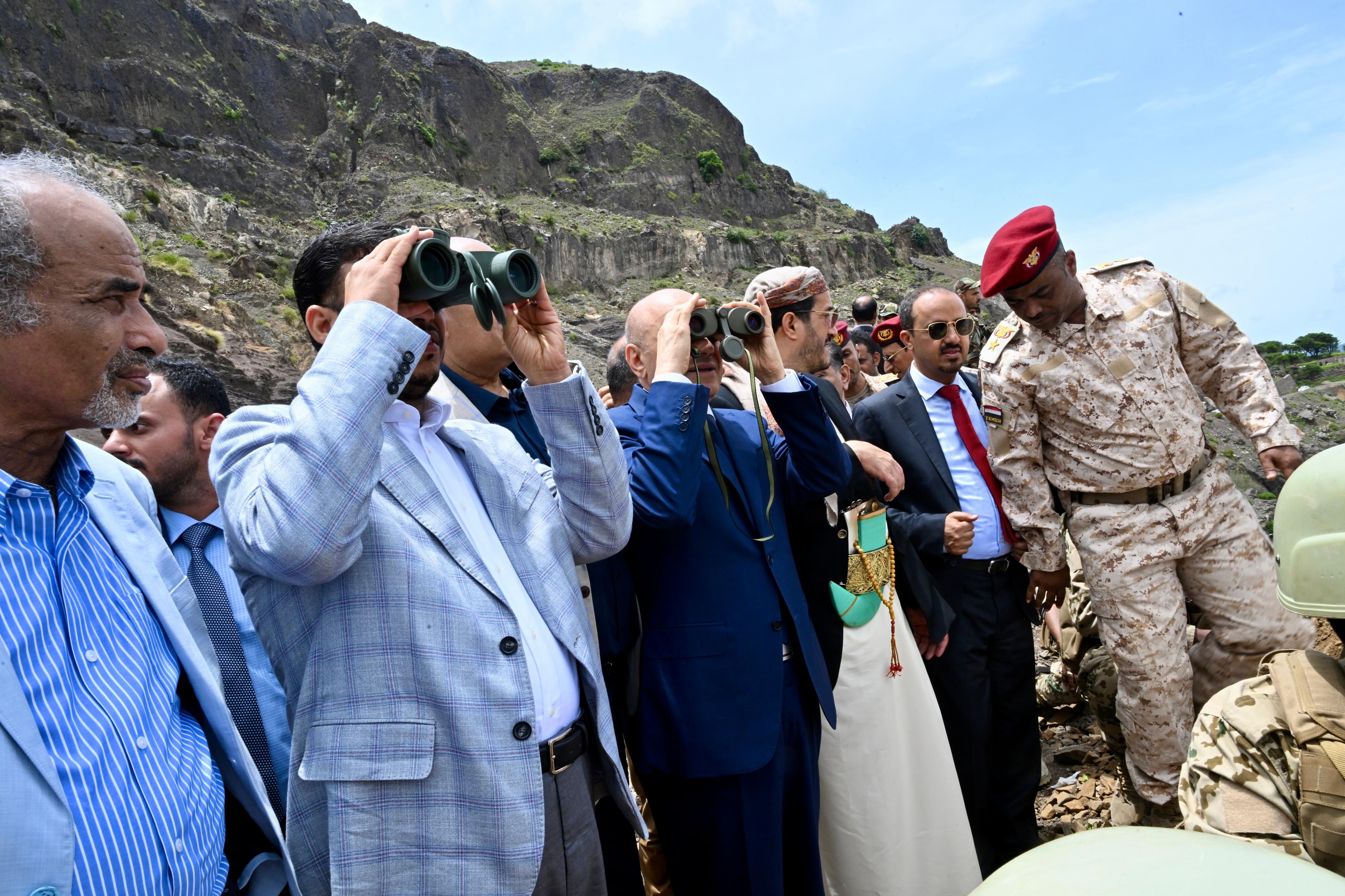 Yemen's Presidential Leadership Council Chairman Visits Taiz Battlefronts, Chairs Security Meeting