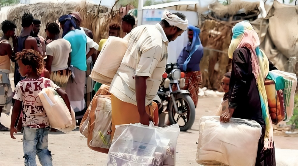 Displaced Yemenis receive aid - Archive