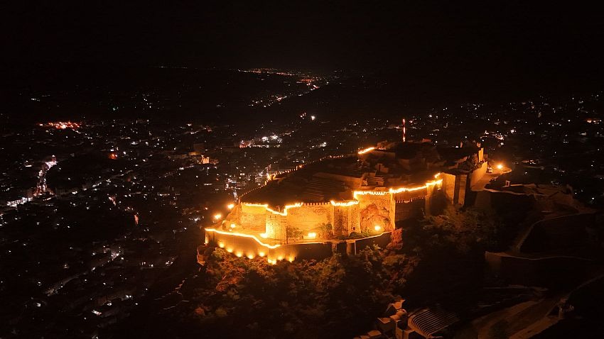 Taiz Celebrates Yemeni Revolution with School Festivals and Historic Landmark Lighting