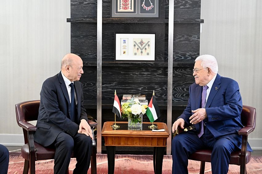 Rashad Al-Alimi Meets Mahmoud Abbas, Reaffirms Palestine as Yemen's Central Issue