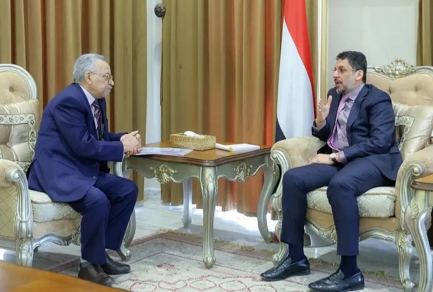 Yemeni Prime Minister Bin Mubarak Discusses Challenges Facing Al-Mahwit Residents with Governor Sumie