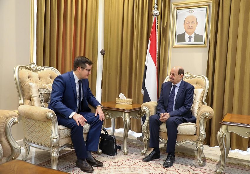 Yemeni Foreign Minister with chargé d'affaires at the Russian embassy in Yemen