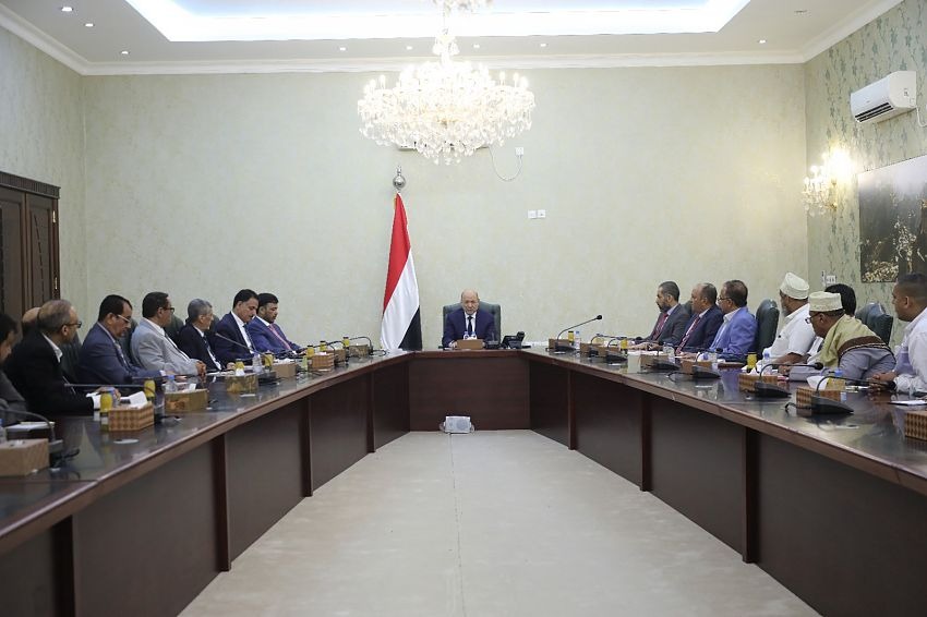 Yemeni Presidential Council Chair Emphasizes Role of Commercial Sector in Strengthening National Currency