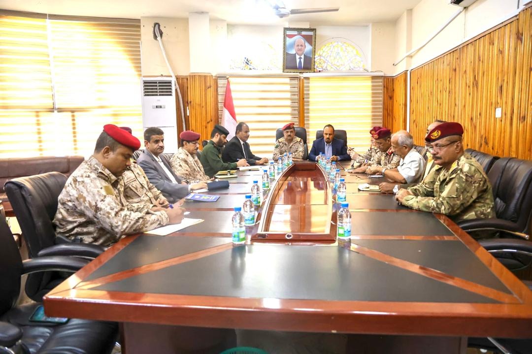 Yemeni Defense Minister Leads Emergency Meeting in Hadhramaut Following Attack on Coalition Officers