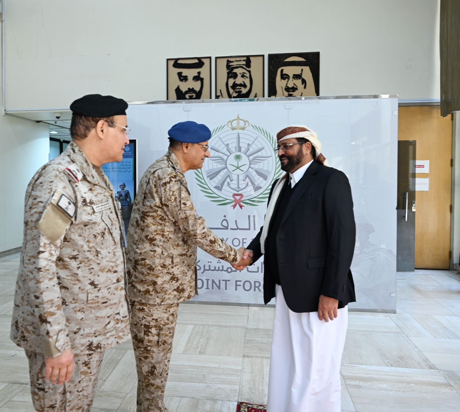 Yemeni Presidential Council Member Sultan Al-Aradah Meets with Joint Forces Commander