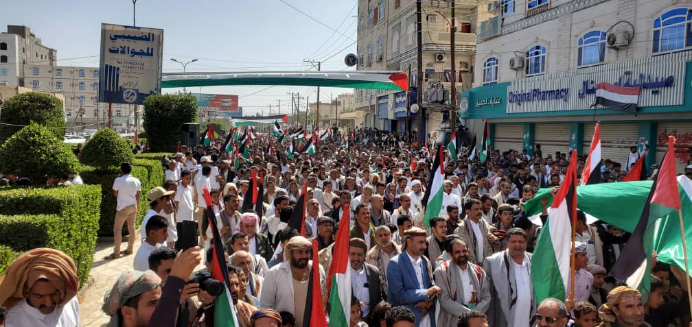 Massive Rally in Marib Expresses Outrage Over Arson of Gaza Hospital